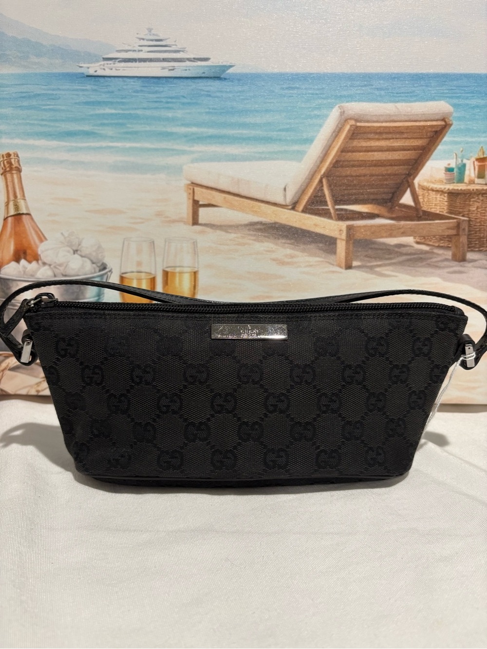 Authentic Gucci GG Canvas Boat Shoulder Bag with Certificate and duster - Picture 2 of 11